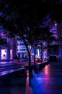 《暗流涌动》剧集封面，城市夜景背景下两名侦探对视，悬疑犯罪题材