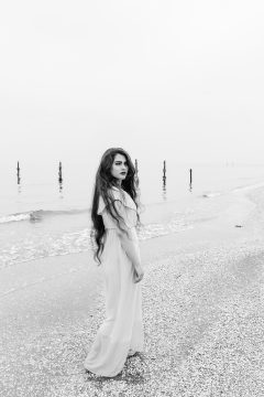 《深海档案》剧集海报，深蓝色海洋背景下主角站在水下遗迹前，悬疑氛围浓郁，极速影院热播剧集